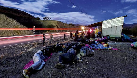 Ciudadanos venezolanos duermen junto a la carretera Panamericana en Ecuador, en su camino al Perú. Aquel país también ha prohibido el ingreso a su territorio si es que no se tiene pasaporte. (Foto: AFP)