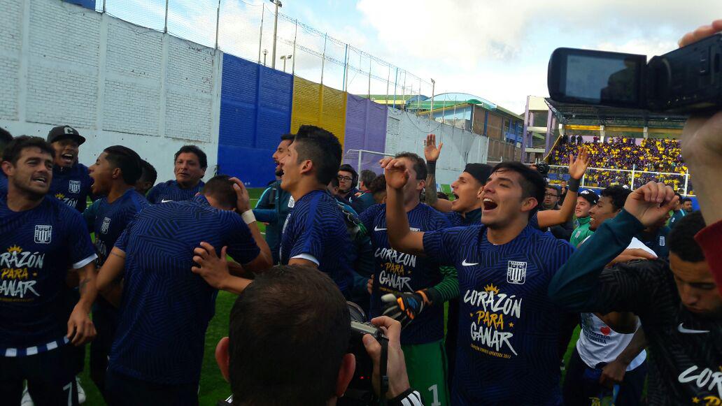 Los jugadores de Alianza Lima celebraron en el campo de Cutervo con los hinchas que llegaron a alentar. (Foto: Christian Cueva/El Comercio)