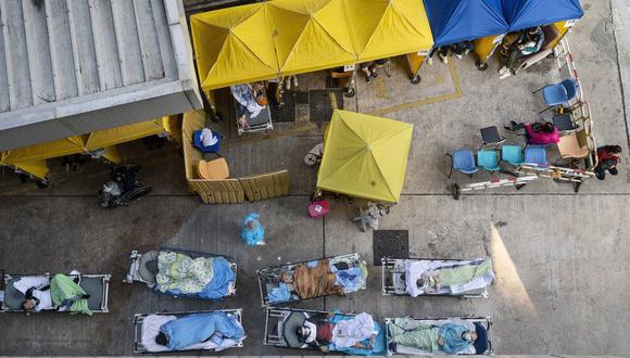 El Centro Médico Caritas estaba tan desbordado de gente que se pusieron camillas afuera hasta que se liberaran espacios para los enfermos de covid.