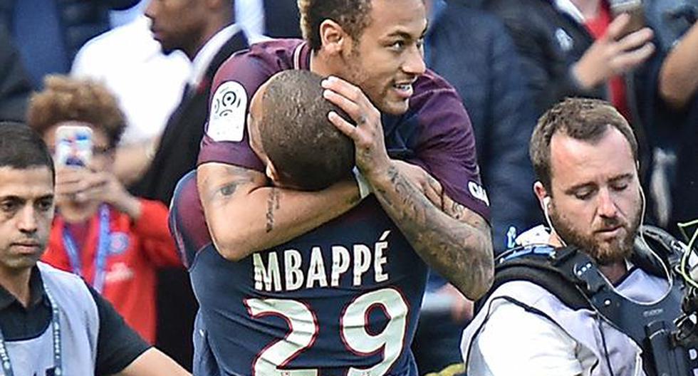 Neymar ratifica su gran momento en el PSG con este gol. Increíble anotación del astro brasileño de tiro libre ante el Bordeaux. Cavani le cedió su lugar. (Foto: EFE)