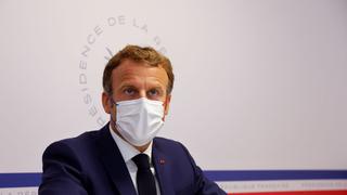 Emmanuel Macron defiende su gestión “democrática” de la crisis sanitaria y las vacunas en Francia