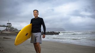 Felipe Pomar: la leyenda del surf peruano que ganó el mundial de 1965 y sigue corriendo olas a los 78 años