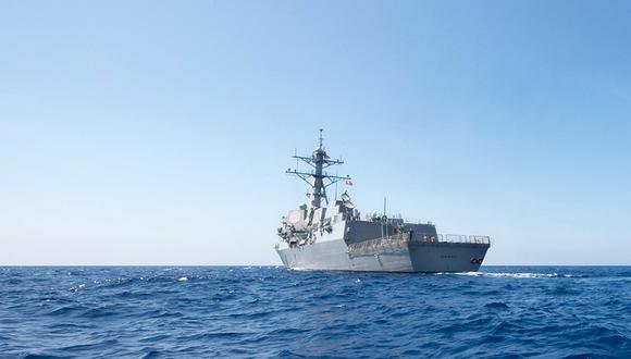 Imagen de archivo del destructor USS Dewey, en momentos en que navegó a menos de 20 kilómetros de las islas artificiales construidas por Beijing en aguas en disputa del mar de China Meridional. (Foto: EFE)