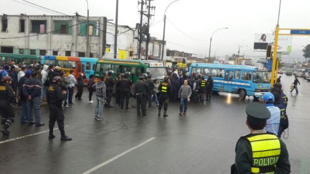 Choferes bloquean avenida Tacna con cústers y generan caos - 1