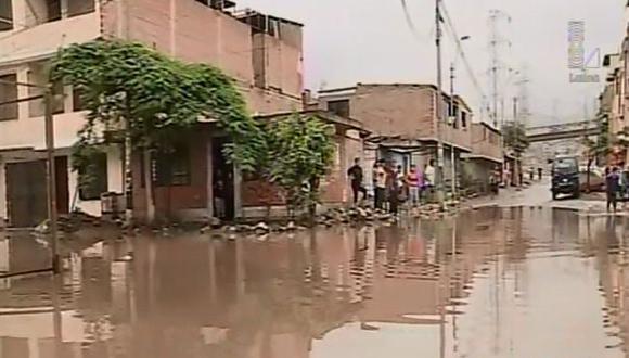 Llovizna causó inundación por colapso de desagüe en VES