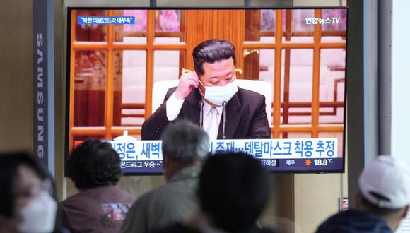 La gente mira una pantalla de televisión que muestra una imagen de archivo del líder norcoreano Kim Jong Un durante un programa de noticias en una estación de tren en Seúl, Corea del Sur.