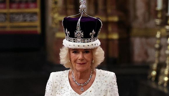 La británica Camilla camina con una versión modificada de la corona de la reina María durante la ceremonia de coronación dentro de la Abadía de Westminster en el centro de Londres, el 6 de mayo de 2023. AFP