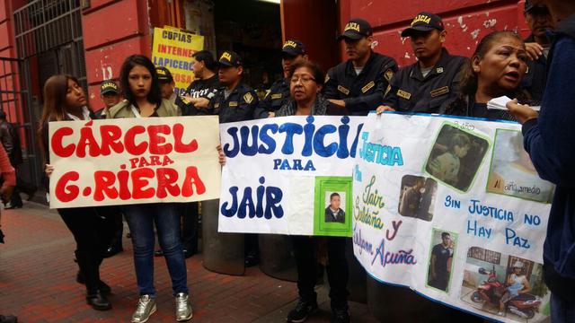 Los familiares de las víctimas del accidente provocado por Guillermo Riera realizaron un plantón frente al Primer Juzgado de Tránsito. (Foto: Pierina Chicoma / El Comercio)