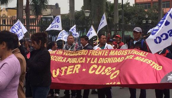 Miles de maestros de diferentes regiones llegaron ayer hasta el Congreso, después de marchar por el Centro de Lima. Por la noche se concentraron en la plaza San Martín (Foto: Ana Briceño)