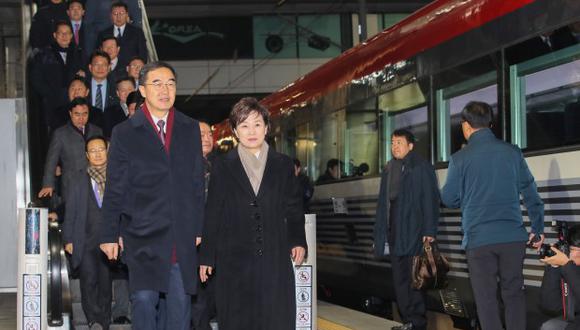 El Ministro de Unificación de Corea del Sur, Cho Myoung-gyon, y otros funcionarios de alto rango, se dirigen a un tren especial en la Estación de Seúl, Corea del Sur, para ir a Kaesong, Corea del Norte. (Foto: EFE)