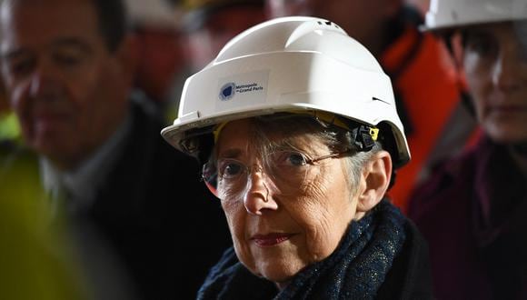 La primera ministra de Francia, Elisabeth Borne, asiste a una visita al Centro Olímpico Acuático (CAO) en Saint-Denis, suburbios del norte de París, el 27 de enero de 2023. (Foto de Christophe ARCHAMBAULT / POOL / AFP)