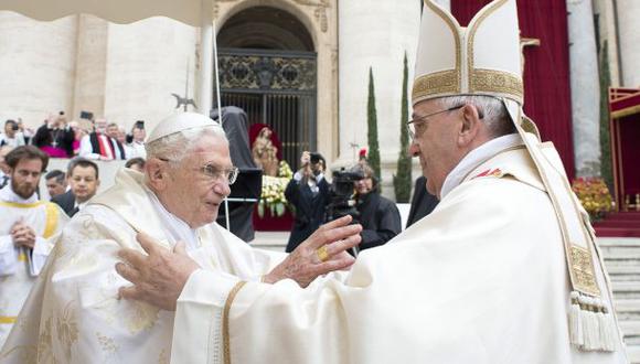 El abrazo entre ambos papas. Desde su renuncia, en febrero del 2013, Benedicto reside en el monasterio de Castel Gandolfo. (Foto: Reuters)
