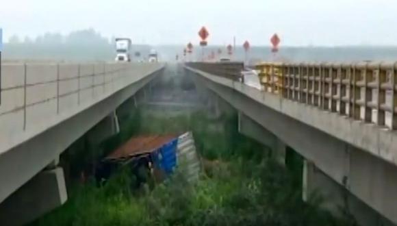 Tráiler se volcó sobre unos matorrales. (Foto: captura: Canal N)