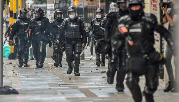 La policía antidisturbios toma posición ante el estallido de enfrentamientos durante el quinto día consecutivo de protestas contra la brutalidad policial en Bogotá. (Foto: Archivo/AFP/Juan BARRETO).
