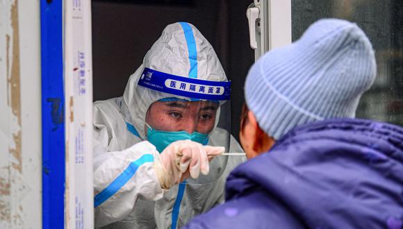 Un residente se somete a una prueba de ácido nucleico para el coronavirus en Shenyang, en la provincia nororiental china de Liaoning, el 9 de marzo de 2022. (STR / AFP).