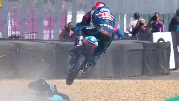 Cuando todos pensaban que el checo correría la misma suerte, su moto KTM pasó sobre el carenado de la Honda y se elevó por los aires temiendo lo peor. (Foto: Twitter Motogp)