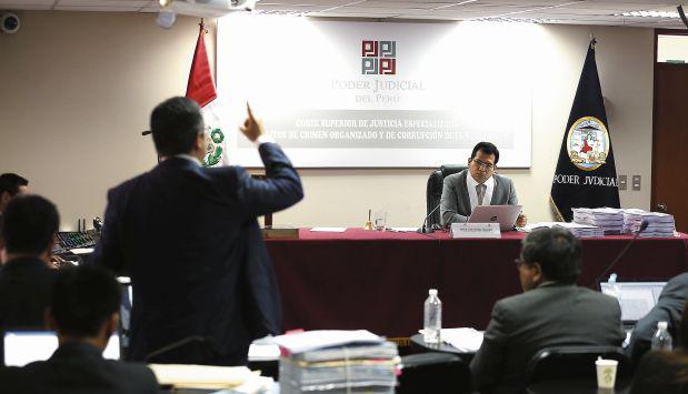 En la audiencia de pedido de prisión preventiva para el ex presidente Pedro Pablo Kuczynski hubo roces entre el fiscal José Domingo Pérez y el abogado César Nakazaki. (Foto: Manuel Melgar/GEC)