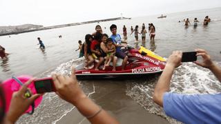 Bañistas usan las motos de los salvavidas para fotografiarse