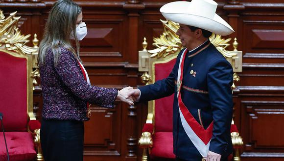 La titular de la Mesa Directiva del Congreso, María del Carmen Alva, despide al presidente Pedro Castillo tras su mensaje a la Nación, el pasado 28 de julio, desde el hemiciclo. (Foto: Congreso).