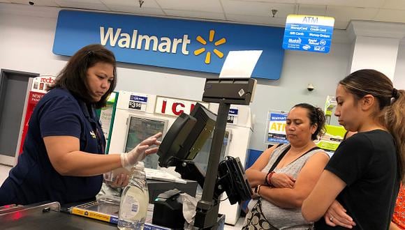 Clientas observan cómo una cajera de Walmart registra sus compras en una tienda Walmart el 15 de agosto de 2019 en Richmond, California. (Foto: Justin Sullivan/Getty Images)