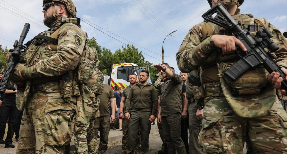 El presidente de Ucrania, Volodymyr Zelensky, visita Kherson tras el ataque del ejército ruso a la represa Kajovka. (EFE/Mykola Tymchenko).