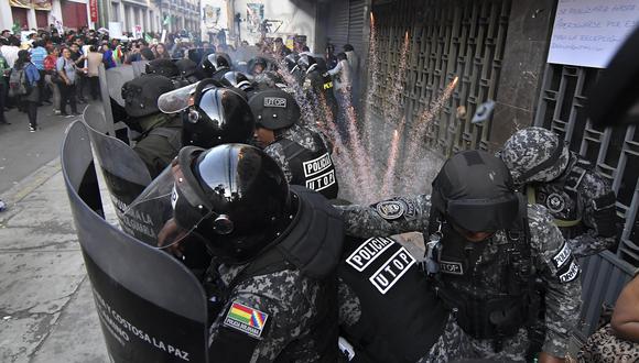 Imagen referencial. Un grupo de policías boliviano se enfrenta a una protesta. EFE
