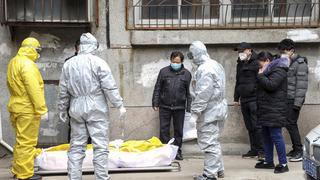 China aumenta un 50% el número de muertes por coronavirus en Wuhan pero niega estar ocultando información