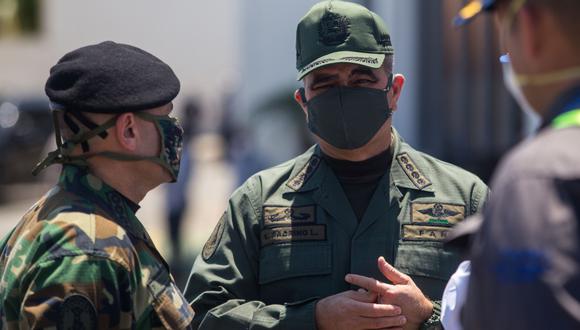 Imagen referencial. Vladimir Padrino (al centro), ministro de Defensa de Venezuela. Las autoridades sanitarias han reportado en el país petrolero 8.803 contagios de coronavirus y 83 decesos. (Cristian Hernandez / AFP).