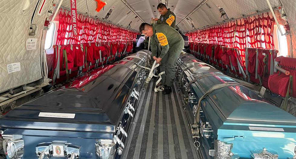 La aeronave que repatrió los cuerpos de migrantes mexicanos fallecidos en San Antonio, Texas, al Aeropuerto Internacional de Toluca, en México. (EFE).