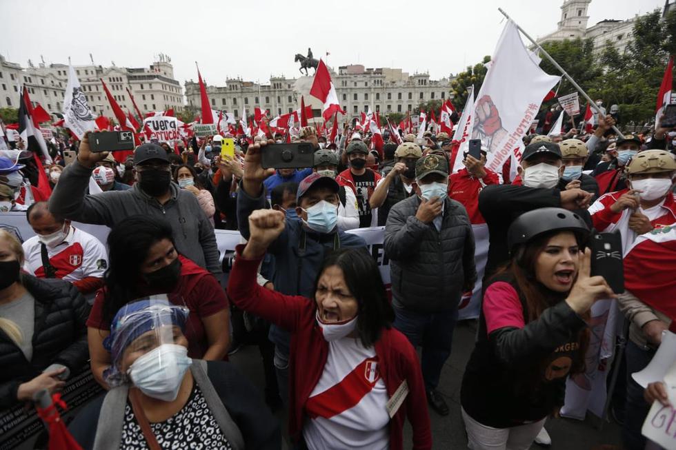 Diversos grupos de personas marcharon este domingo por diferentes puntos de Lima para pronunciarse en contra del gobierno de Pedro Castillo. (Foto: Jorge Cerdan/@photo.gec)