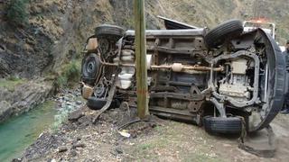 Pasco: gobernador regional y una joven fallecieron en caída de auto a abismo 