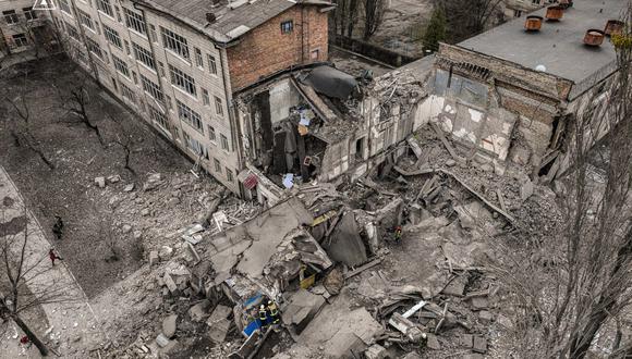 Un edificio no residencial dañado en un nuevo ataque ruso con dos misiles contra Kiev, el 25 de marzo de 2024. (Foto del Servicio Estatal de Emergencia de Ucrania / EFE)