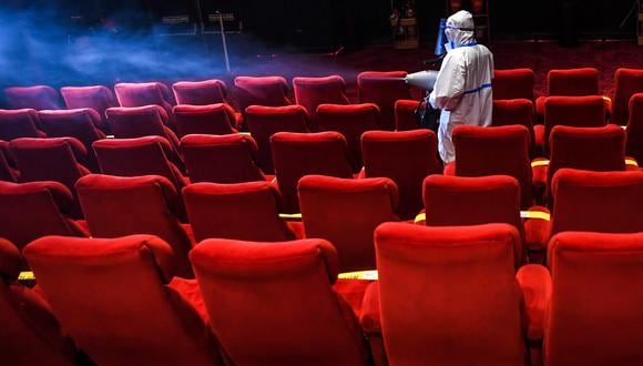 con la pandemia del Covid-19, los cines de todo el Perú permanecieron cerrados hasta la aprobación de un protocolo de sanidad. Con las reglas claras, las cadenas se alistan a retomar sus operaciones. (Foto: Prakash SINGH / AFP)