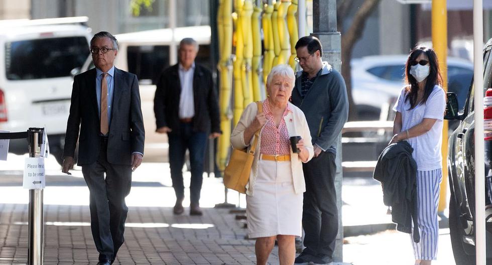 La gente camina por una calle el primer día de la reducción de las restricciones en Wellington. (AFP/MARTY MELVILLE).