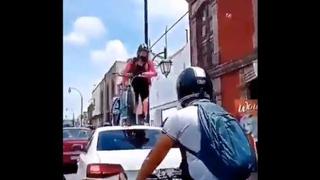 Ciclista pasa por encima de automóvil que obstruía ciclovía en México [VIDEO]