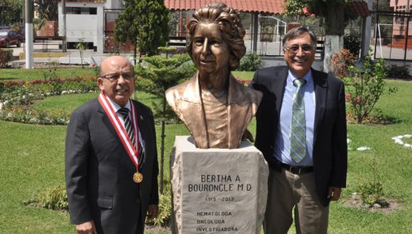 El decano de Medicina, Herman Vildózola (izquierda), y un familiar de la doctora develaron un busto en su honor. (UNMSM)
