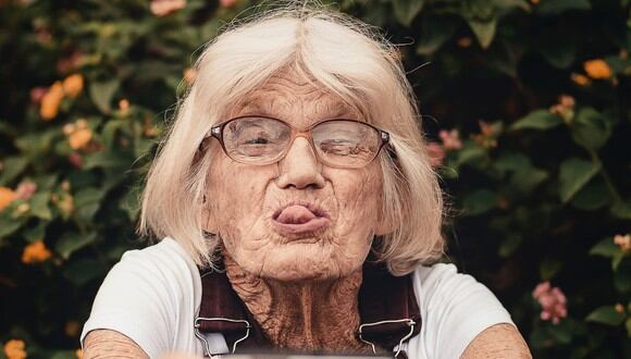 Una anciana se robó los corazones de todos en YouTube con sus pegajosos movimientos. (Foto: Pexels/Referencial)