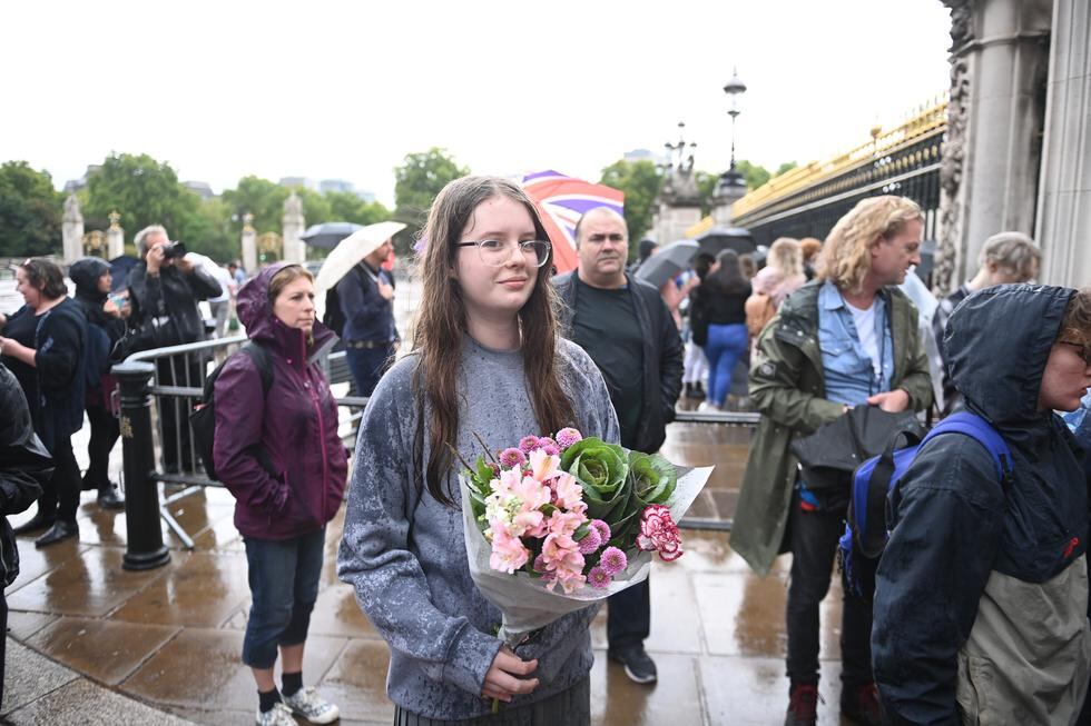 La gente se reúne frente al Palacio de Buckingham en Londres, Gran Bretaña, el 08 de septiembre de 2022. (Foto:  EFE/EPA/NEIL HALL
