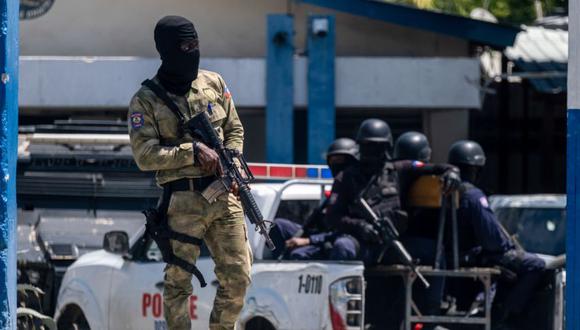 Una tropa armada del Ejército de Haití custodia la entrada de la Dirección General de la Policía donde se encuentran detenidos los sospechosos del asesinato del presidente de Haití, Jovenel Moise, en Puerto Príncipe, Haití. (Foto: REUTERS / Ricardo Arduengo).