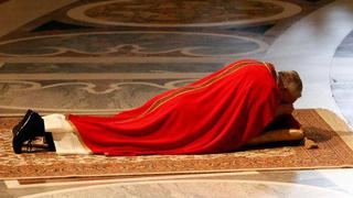 El papa Francisco rezó tendido en el suelo durante la Pasión de Cristo