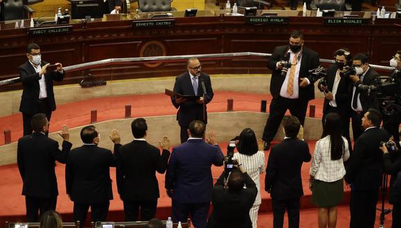 El presidente de la Asamblea Legislativa de El Salvador, Ernesto Castro, juramenta a miembros de la nueva Junta Directiva el 1 de mayo del 2021. (EFE/Rodrigo Sura).