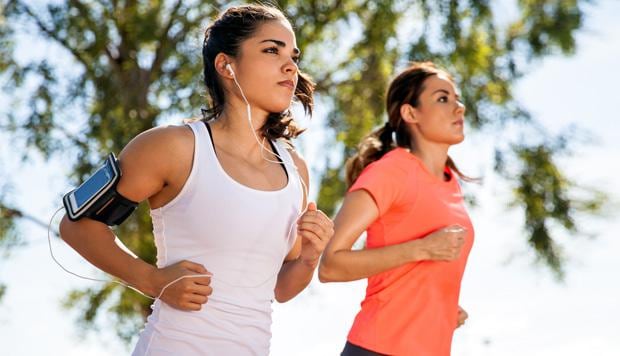 Recuerda siempre estirar y calentar antes de empezar a correr en el Entel Challenge Siempre en Competencia.