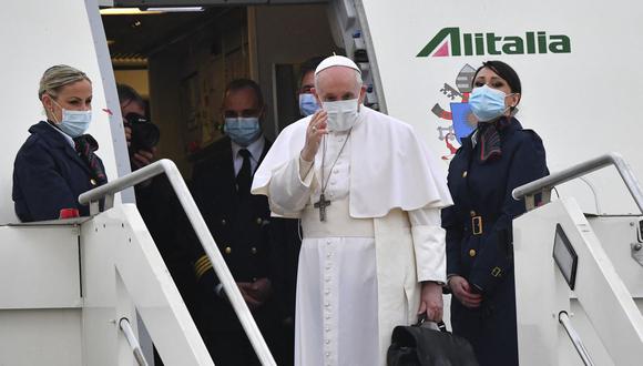 El papa Francisco saluda mientras aborda un avión en el aeropuerto de Roma Fiumicino, el 5 de marzo de 2021. (Andreas SOLARO / AFP).