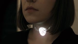 Diseño que brilla: ¿Usarías este collar hecho de luces?