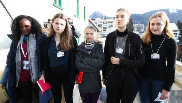 La ugandesa Vanessa Nakate, la alemana Luisa Neubauer, la sueca Greta Thunberg, la sueca Isabelle Axelsson y la suiza Loukina Tille. (Foto: Reuters)