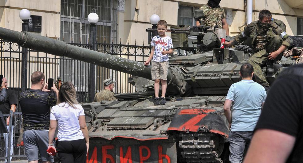 Un niño posa para una foto en un tanque que dice 'Siberia' mientras los paramilitares del Grupo Wagner bloquean una calle en el centro de Rostov-on-Don, en el sur de Rusia, el 24 de junio de 2023. (EFE/EPA/ARKADY BUDNITSKY).