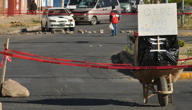 Un ataúd con un fallecido por coronavirus fue colocado en plena calle como protesta por no poder enterrarlo o incinerarlo en Cochabamba (Bolivia). (EFE/Jorge Ábrego).