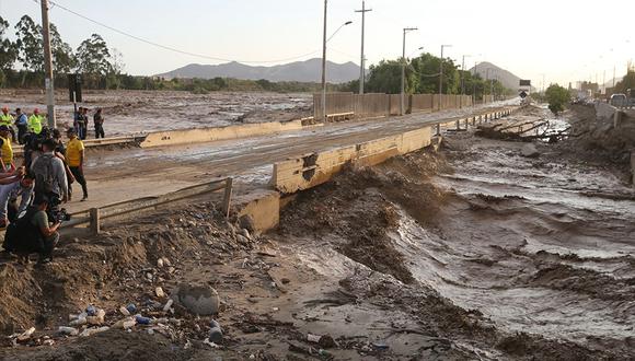 Esta es una imagen referencial de una carretera afectada por las aguas de un río a punto de desbordarse | Foto: (Andina / Referencial)