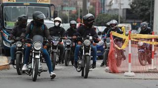 MTC publica proyecto que regula el uso de casco y chaleco para motociclistas