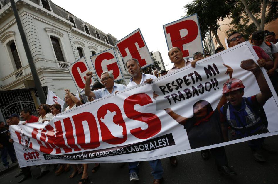 La CGTP y el Comando Nacional Unitario de Lucha (CNUL) salieron esta tarde a protestar contra la Política Nacional de Competitividad y Productividad. (Foto: GEC / Piko tamashiro)